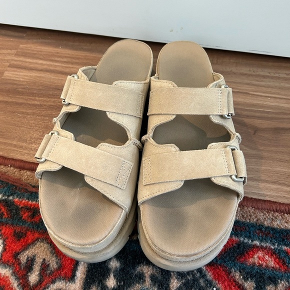 Pre-loved Ugg sandals - Picture 3 of 7
